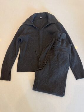 Uniqlo Women's Dark Charcoal V-Neck Knit Top